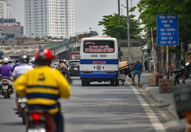 Vừa nới lỏng giãn cách xã hội, đã tái diễn xe khách rùa bò - Ảnh 7.