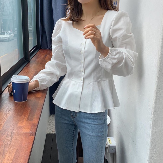 Có một kiểu áo blouse đi qua bao mùa Hè rồi vẫn hot, diện lên cực sang và còn tạo hiệu ứng dáng mi nhon hẳn - Ảnh 1.