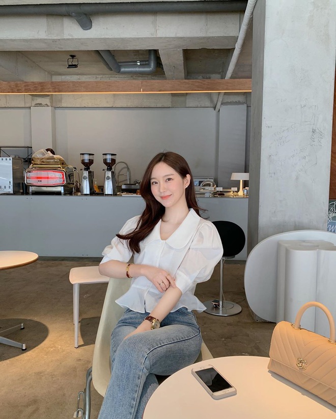 C&oacute; một kiểu &aacute;o blouse đi qua bao m&ugrave;a H&egrave; rồi vẫn hot, diện l&ecirc;n cực sang v&agrave; c&ograve;n tạo hiệu ứng d&aacute;ng mi nhon hẳn - Ảnh 12.