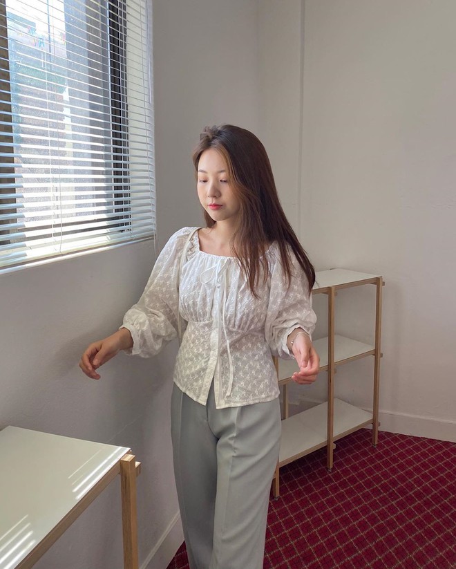 C&oacute; một kiểu &aacute;o blouse đi qua bao m&ugrave;a H&egrave; rồi vẫn hot, diện l&ecirc;n cực sang v&agrave; c&ograve;n tạo hiệu ứng d&aacute;ng mi nhon hẳn - Ảnh 3.