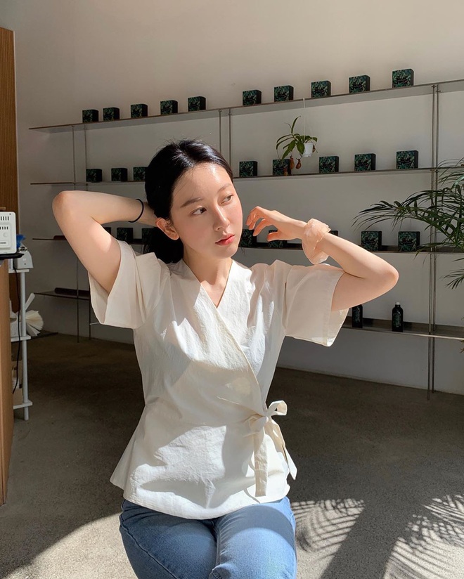C&oacute; một kiểu &aacute;o blouse đi qua bao m&ugrave;a H&egrave; rồi vẫn hot, diện l&ecirc;n cực sang v&agrave; c&ograve;n tạo hiệu ứng d&aacute;ng mi nhon hẳn - Ảnh 5.