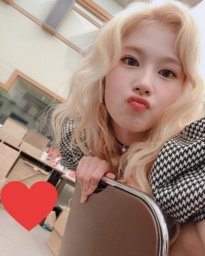 H&oacute;a ra đ&acirc;y l&agrave; ph&eacute;p h&ocirc; biến idol nữ th&agrave;nh c&ocirc;ng ch&uacute;a: Visual l&ecirc;n level, giữa d&agrave;n b&aacute;nh b&egrave;o l&agrave; Lisa (BLACKPINK) ngầu đến lạ - Ảnh 18.