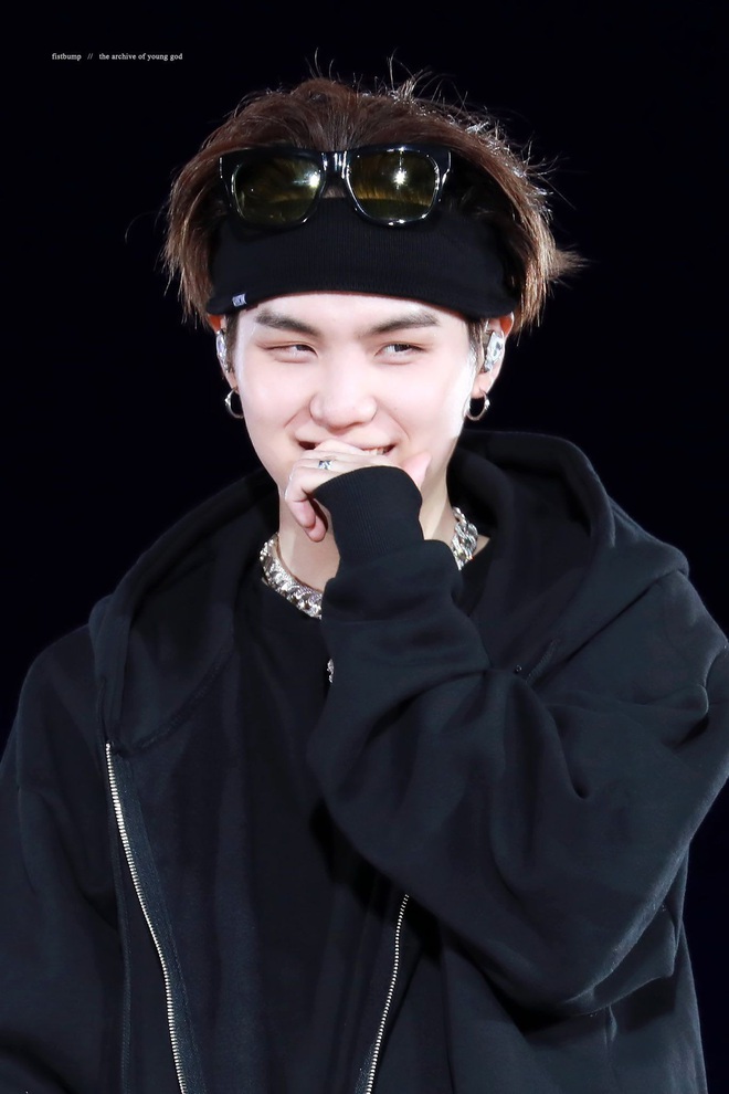 Tinh mắt như ARMY: Cứ tưởng SUGA (BTS) chỉ góp giọng cùng IU, ai ngờ lên hẳn MV theo cách cực kỳ ý nghĩa mà chẳng mấy ai hay biết - Ảnh 7.