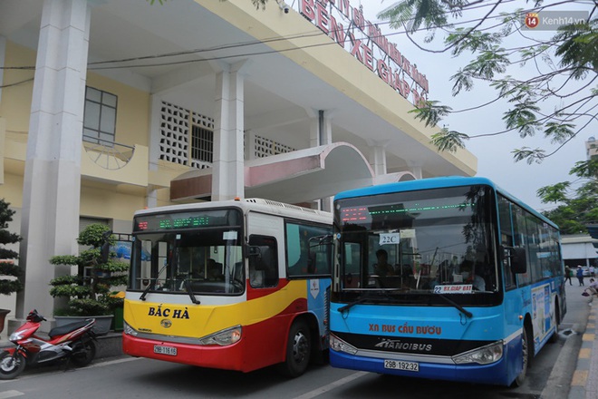 Ngày đầu tiên dỡ bỏ giãn cách trên các phương tiện vận tải: Bến bãi tấp nập, lái xe mong lượng khách tăng trở lại trong thời gian tới - Ảnh 2.