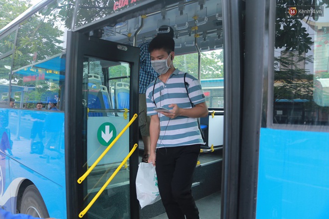 Ngày đầu tiên dỡ bỏ giãn cách trên các phương tiện vận tải: Bến bãi tấp nập, lái xe mong lượng khách tăng trở lại trong thời gian tới - Ảnh 6.