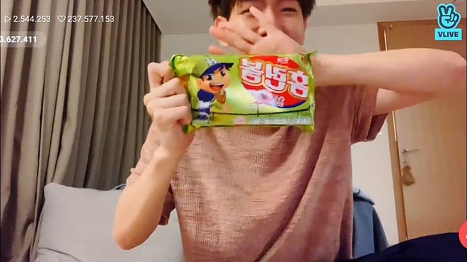 Tỏ ra chuyên nghiệp như một food-blogger thực thụ nhưng Baekhyun (EXO) lại có pha xử lí khiến fan cười muốn nội thương - Ảnh 4.