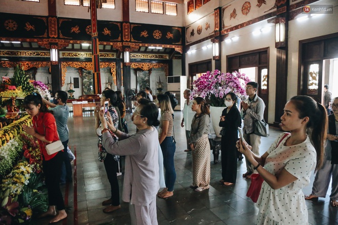 Người Sài Gòn đeo khẩu trang đi chùa thắp hương, cầu nguyện mừng đại lễ Phật đản 2020 - Ảnh 15.