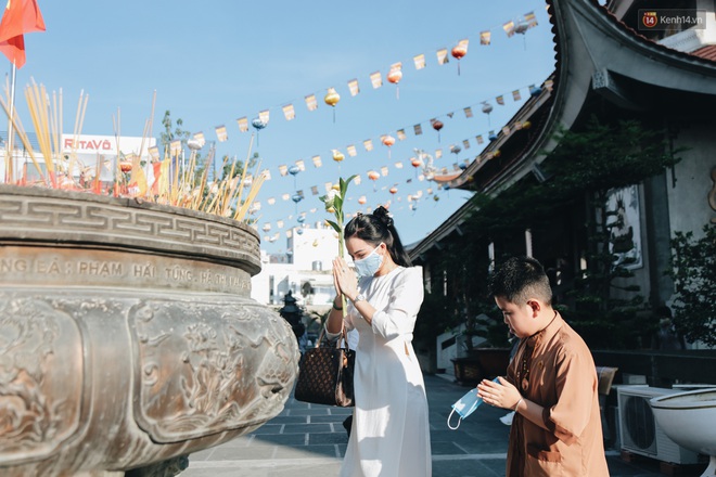 Người Sài Gòn đeo khẩu trang đi chùa thắp hương, cầu nguyện mừng đại lễ Phật đản 2020 - Ảnh 16.