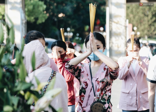 Người Sài Gòn đeo khẩu trang đi chùa thắp hương, cầu nguyện mừng đại lễ Phật đản 2020 - Ảnh 10.