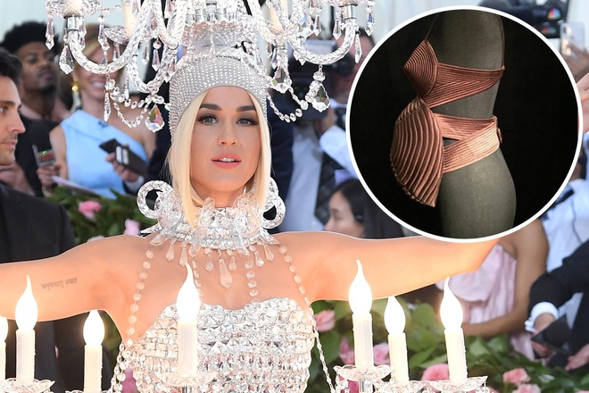 Cười mệt nghỉ Met Gala 2020 tại gia của dàn sao Hollywood: Katy Perry cực độc, mỹ nhân Mean Girls lồng lộn ra... chuồng gà - Ảnh 2.