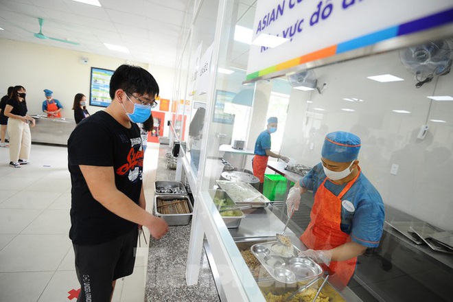 Bữa ăn b&aacute;n tr&uacute; của học sinh m&ugrave;a Covid -19 - Ảnh 5.