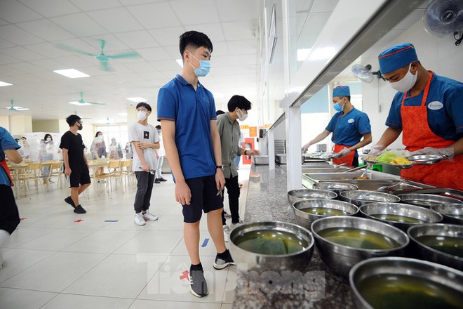Bữa ăn b&aacute;n tr&uacute; của học sinh m&ugrave;a Covid -19 - Ảnh 6.