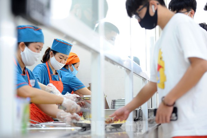 Bữa ăn b&aacute;n tr&uacute; của học sinh m&ugrave;a Covid -19 - Ảnh 7.