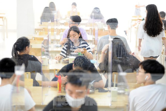 Bữa ăn b&aacute;n tr&uacute; của học sinh m&ugrave;a Covid -19 - Ảnh 9.
