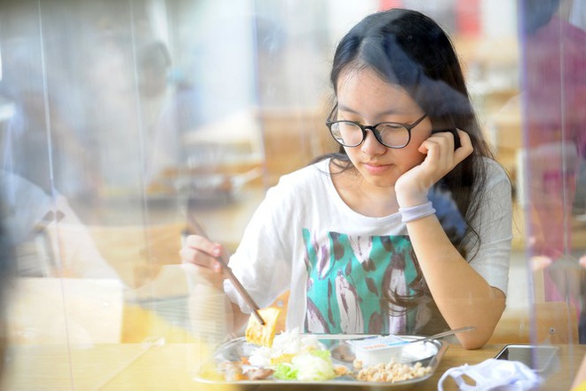 Bữa ăn b&aacute;n tr&uacute; của học sinh m&ugrave;a Covid -19 - Ảnh 12.