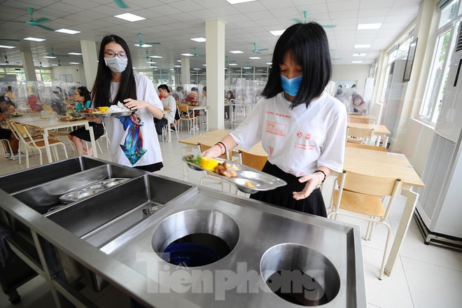 Bữa ăn b&aacute;n tr&uacute; của học sinh m&ugrave;a Covid -19 - Ảnh 13.