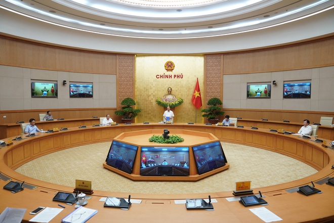 Thủ tướng: Cho ph&eacute;p mở lại c&aacute;c dịch vụ kh&ocirc;ng thiết yếu, trừ vũ trường v&agrave; karaoke - Ảnh 2.
