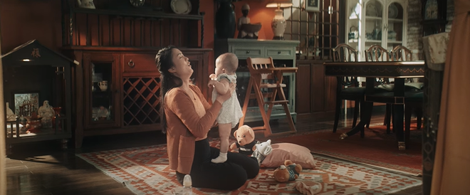 Đ&ocirc;ng Nhi kể lại c&acirc;u chuyện đời m&igrave;nh từ khi sinh ra, đến khi trưởng th&agrave;nh v&agrave; l&agrave;m mẹ trong MV mới khiến ai xem cũng rưng rưng nước mắt - Ảnh 4.