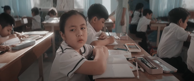 Đ&ocirc;ng Nhi kể lại c&acirc;u chuyện đời m&igrave;nh từ khi sinh ra, đến khi trưởng th&agrave;nh v&agrave; l&agrave;m mẹ trong MV mới khiến ai xem cũng rưng rưng nước mắt - Ảnh 5.