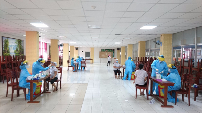 Gi&aacute;m s&aacute;t hơn 17.000 h&agrave;nh kh&aacute;ch đến TP.HCM ng&agrave;y 8/5, chuyển một thuyền vi&ecirc;n đến BV Bệnh Nhiệt đới để theo d&otilde;i - Ảnh 2.