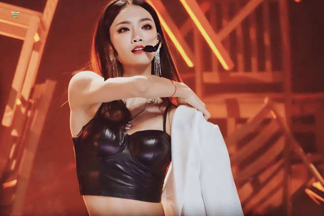 D&agrave;n học tr&ograve; &iacute;t nổi bật của Lisa bất ngờ b&ugrave;ng nổ nhan sắc: Sexy nghẹt thở, tomboy khiến chị em xịt m&aacute;u mũi - Ảnh 6.