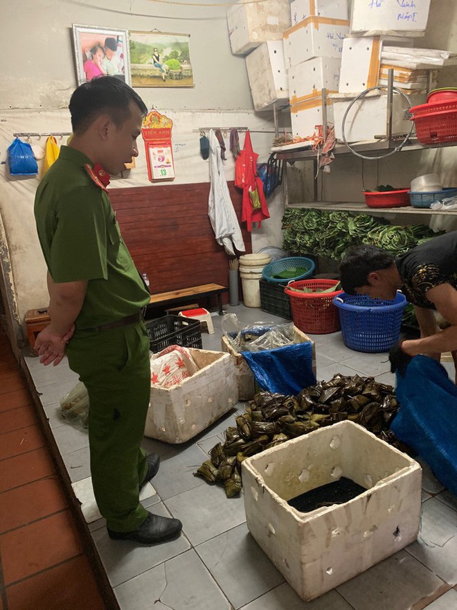 Phát hiện hơn 400 chiếc bánh gói chứa hàn the trong cơ sở sản xuất nổi tiếng - Ảnh 2.