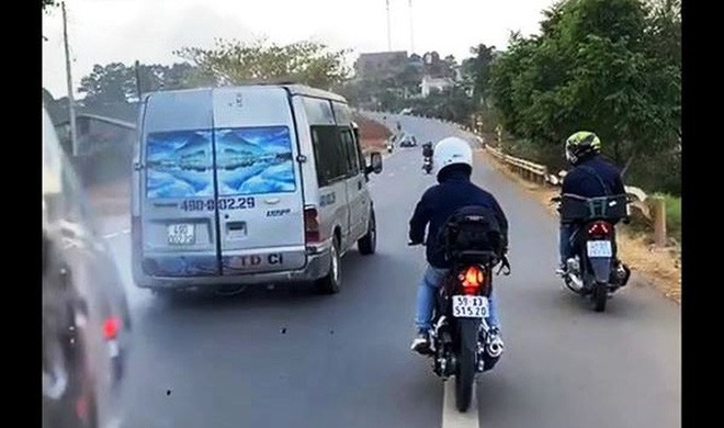Clip nh&oacute;m phượt thủ rượt đuổi, n&eacute;m đ&aacute; xối xả v&agrave;o xe kh&aacute;ch tr&ecirc;n Quốc lộ 20 - Ảnh 3.