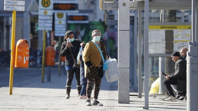 Covid-19 &ldquo;hạ nhiệt&rdquo;, Đức bắt đầu học c&aacute;ch sống chung với đại dịch - Ảnh 1.