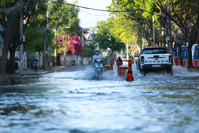 Đường khu Thảo Điền ngập do triều cường, người d&acirc;n h&igrave; hục đẩy xe chết m&aacute;y - Ảnh 13.