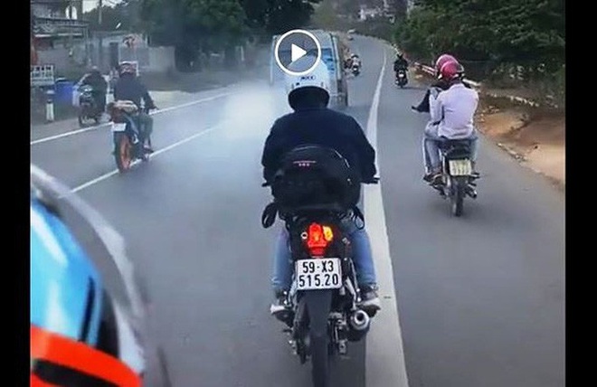 Clip nh&oacute;m phượt thủ rượt đuổi, n&eacute;m đ&aacute; xối xả v&agrave;o xe kh&aacute;ch tr&ecirc;n Quốc lộ 20 - Ảnh 4.
