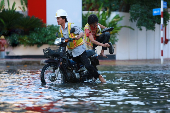 Đường khu Thảo Điền ngập do triều cường, người d&acirc;n h&igrave; hục đẩy xe chết m&aacute;y - Ảnh 8.