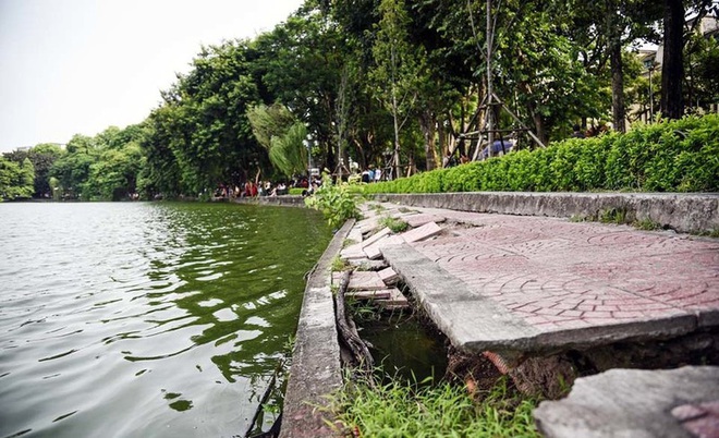 Người dân Hà Nội thích thú với diện mạo mới của 40 mét bờ kè hồ Gươm  vừa được giải cứu vì sạt lở - Ảnh 2.