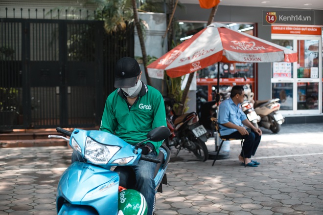 Chùm ảnh: 1 ngày trước khi tạm hạ nhiệt, Hà Nội nắng nóng như chảo lửa, người dân chật vật mưu sinh dưới nhiệt độ gay gắt - Ảnh 16.