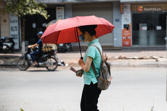 Chùm ảnh: 1 ngày trước khi tạm hạ nhiệt, Hà Nội nắng nóng như chảo lửa, người dân chật vật mưu sinh dưới nhiệt độ gay gắt - Ảnh 4.