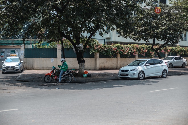 Chùm ảnh: 1 ngày trước khi tạm hạ nhiệt, Hà Nội nắng nóng như chảo lửa, người dân chật vật mưu sinh dưới nhiệt độ gay gắt - Ảnh 10.