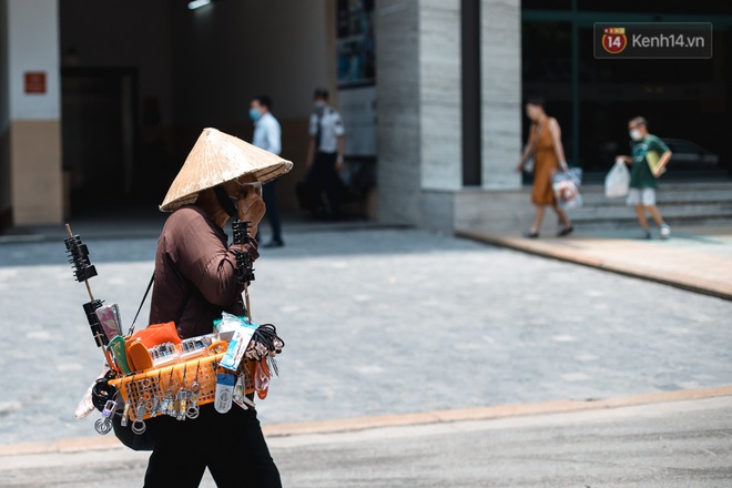 Chùm ảnh: 1 ngày trước khi tạm hạ nhiệt, Hà Nội nắng nóng như chảo lửa, người dân chật vật mưu sinh dưới nhiệt độ gay gắt - Ảnh 8.