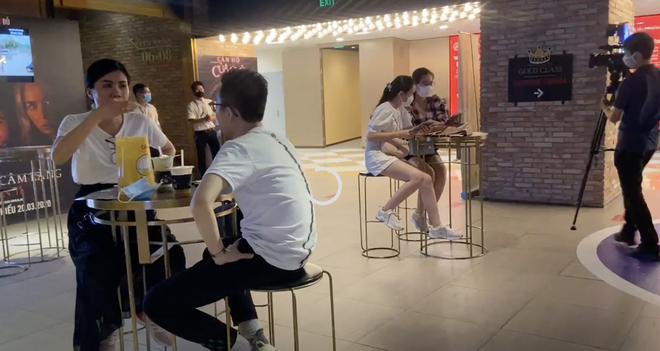 Kh&aacute;n giả đi coi phim ng&agrave;y đầu ti&ecirc;n rạp mở cửa trở lại: Lượng ghế cắt một nửa, gi&atilde;n c&aacute;ch triệt để từ nh&acirc;n vi&ecirc;n đến người xem - Ảnh 8.