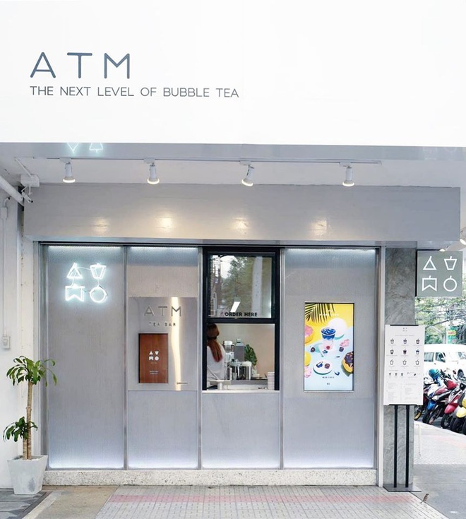 Chuỗi cửa hàng nọ tung phiên bản “trà sữa ATM” để tạo dấu ấn thời thượng nhưng nhìn ngược xuôi vẫn thấy giống… bịch nước xả vải hơn - Ảnh 3.