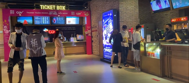 Kh&aacute;n giả đi coi phim ng&agrave;y đầu ti&ecirc;n rạp mở cửa trở lại: Lượng ghế cắt một nửa, gi&atilde;n c&aacute;ch triệt để từ nh&acirc;n vi&ecirc;n đến người xem - Ảnh 5.