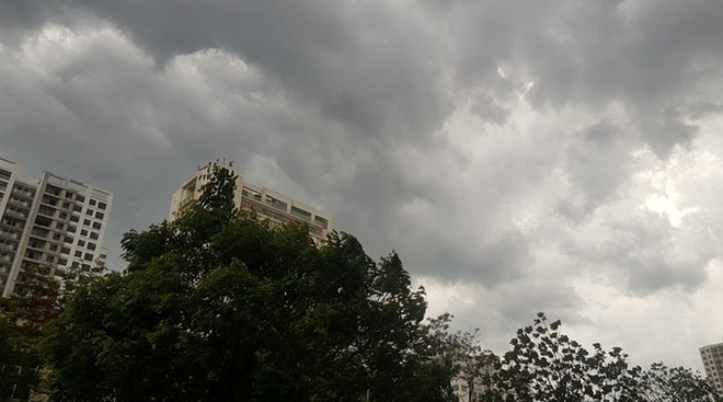 Mây đen giăng kín bầu trời, mưa giông giải nhiệt cho Hà Nội sau đợt nắng nóng kinh hoàng - Ảnh 5.