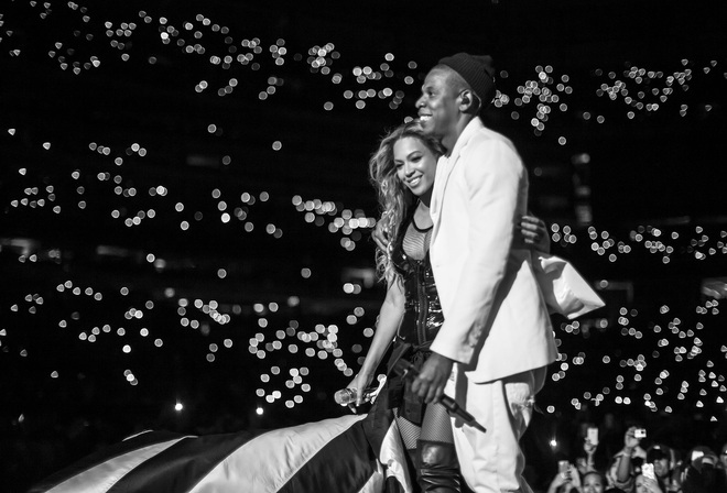 Những màn hòa giọng giữa idol và fan đẹp nhất trong lịch sử US-UK: Ariana Grande bật khóc, vợ chồng Beyonce và Jay-Z ôm chầm lấy nhau vì quá vui sướng - Ảnh 3.