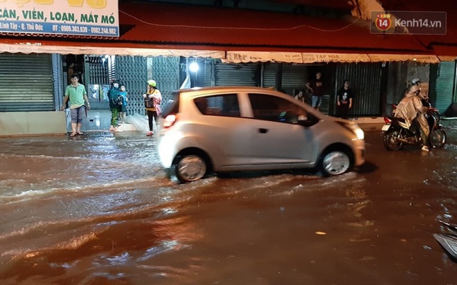 Ảnh: Nhiều tuyến phố Sài Gòn ngập sâu sau trận mưa lớn, người dân chật vật di chuyển về nhà trong đêm - Ảnh 4.