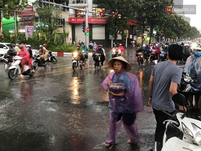 Mây đen giăng kín bầu trời, mưa giông giải nhiệt cho Hà Nội sau đợt nắng nóng kinh hoàng - Ảnh 12.