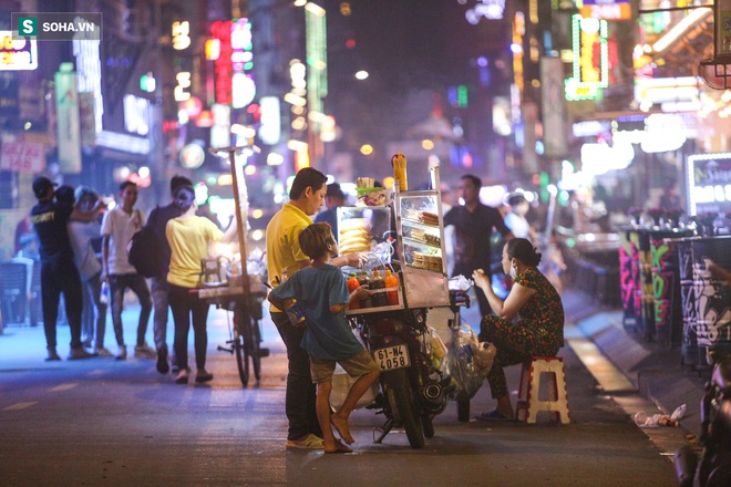 Những đứa trẻ không Tết thiếu nhi, trắng đêm phun lửa mưu sinh ở phố Tây Bùi Viện - Ảnh 9.