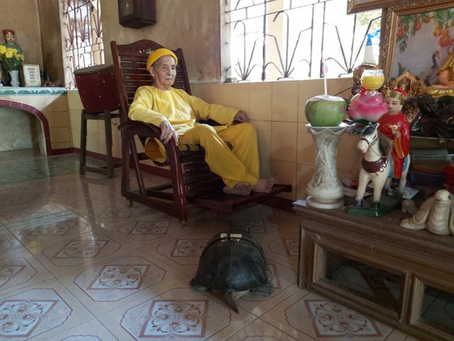 Kỳ lạ cụ r&ugrave;a hơn trăm tuổi ở miền T&acirc;y biết... nghe kinh, ăn chay v&agrave; giữ cửa - Ảnh 5.