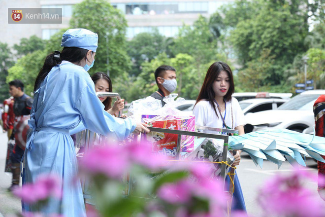 Ấm lòng “siêu anh hùng” đem niềm vui đến cho các em bé mang bệnh ung thư ngày 1&frasl;6 và câu chuyện cảm động về những chiếc điện thoại bên giường bệnh - Ảnh 1.