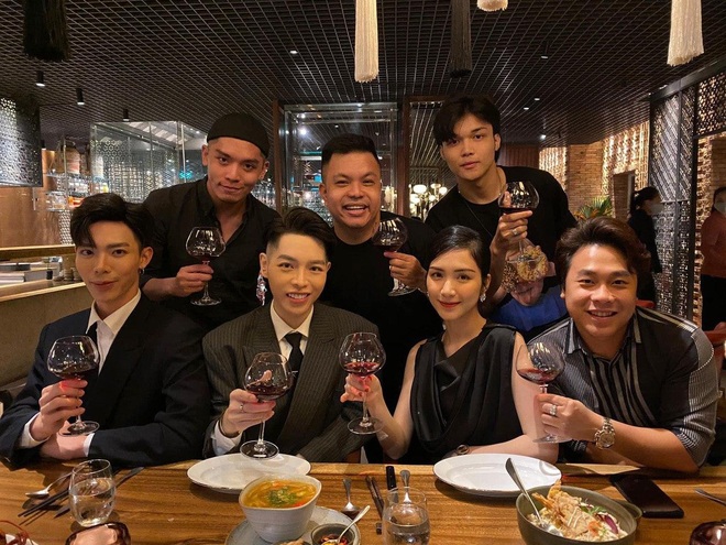 Gia đình Hoa dâm bụt tụ họp mừng sinh nhật Hoà Minzy, khoảnh khắc cô nàng bên bạn trai doanh nhân chiếm sóng MXH - Ảnh 3.