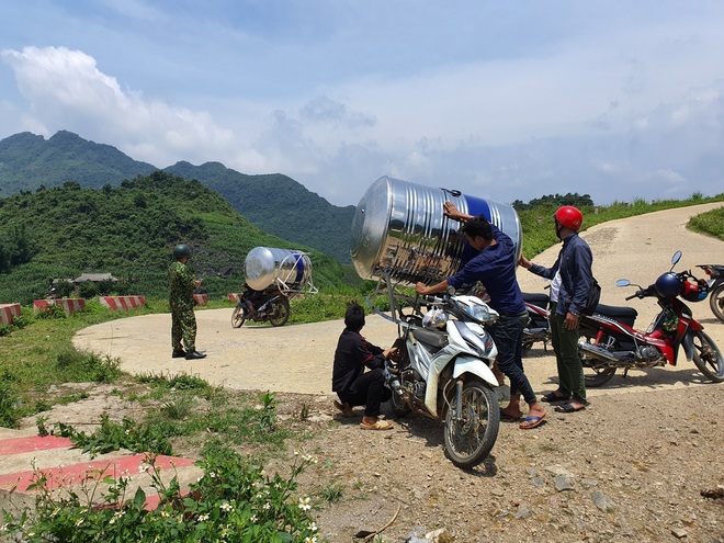 Hình ảnh phụ nữ Hà Giang gánh bồn nước 1.200 lít vượt bao đèo dốc về nhà khiến CĐM trầm trồ xen lẫn thắc mắc - Ảnh 4.