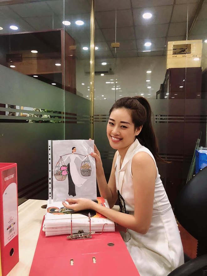 H&eacute; lộ loạt trang phục d&acirc;n tộc d&agrave;nh cho Kh&aacute;nh V&acirc;n: Xuất hiện nhiều mẫu độc đ&aacute;o, c&oacute; thiết kế &ldquo;mượn&rdquo; &yacute; tưởng Quốc phục của Phạm Hương? - Ảnh 2.