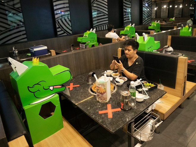 Những sáng tạo vô hạn của các nhà hàng để kinh doanh sau dịch, dễ thương nhất là một nhà hàng Việt Nam ở Thái Lan - Ảnh 9.